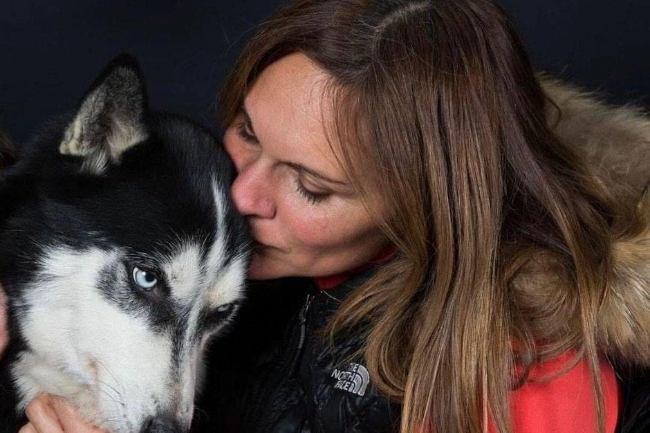 Valérie Maumon embrasse son husky