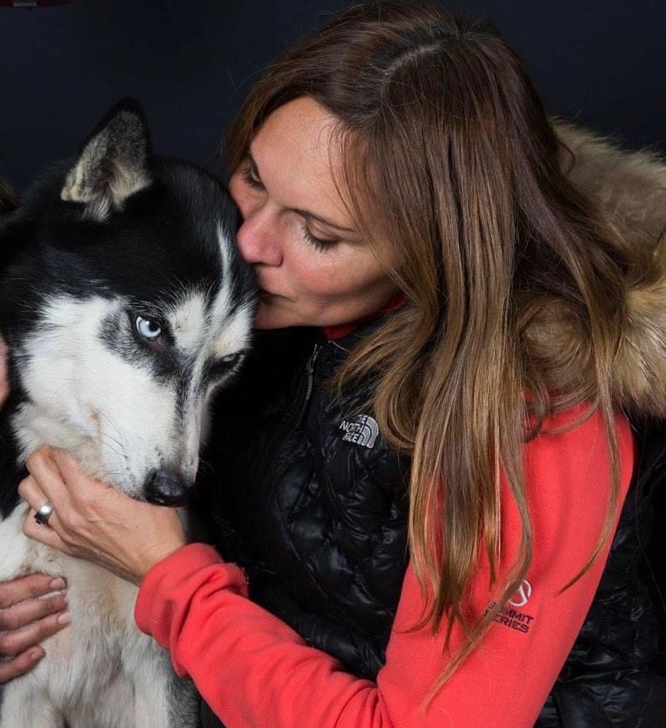 Valérie Maumon embrasse son husky aux yeux bleus