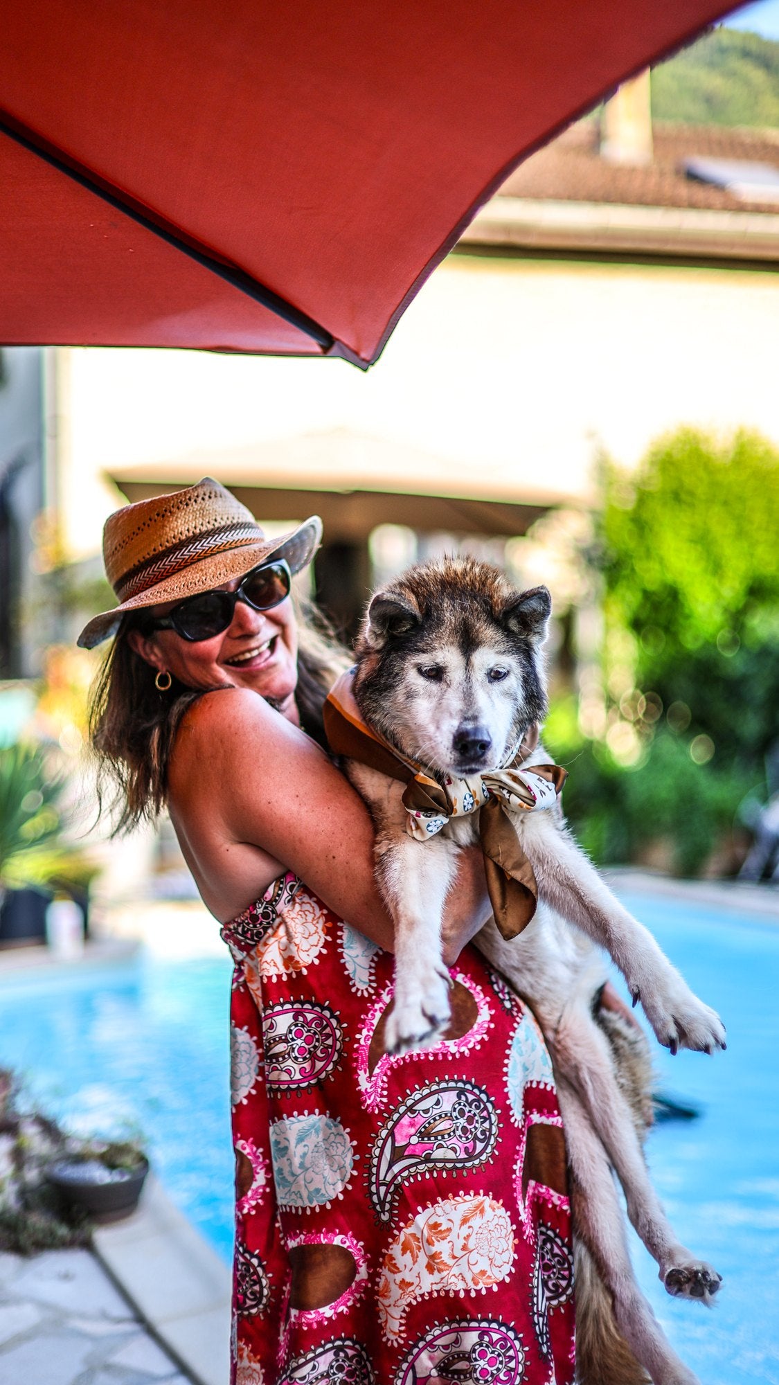 Valérie Maumon porte dans ses bras son vieux husky